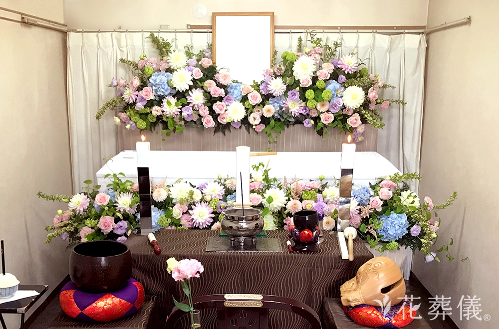 パステルカラーの空間の花祭壇