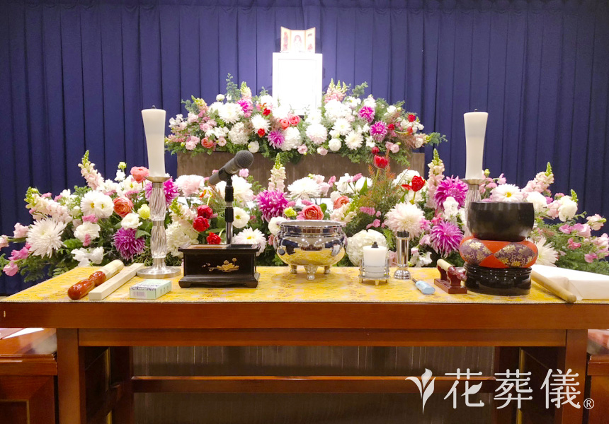 花祭壇ギャラリー ピンクや白を基調にビビットなカラーのお花を使った祭壇