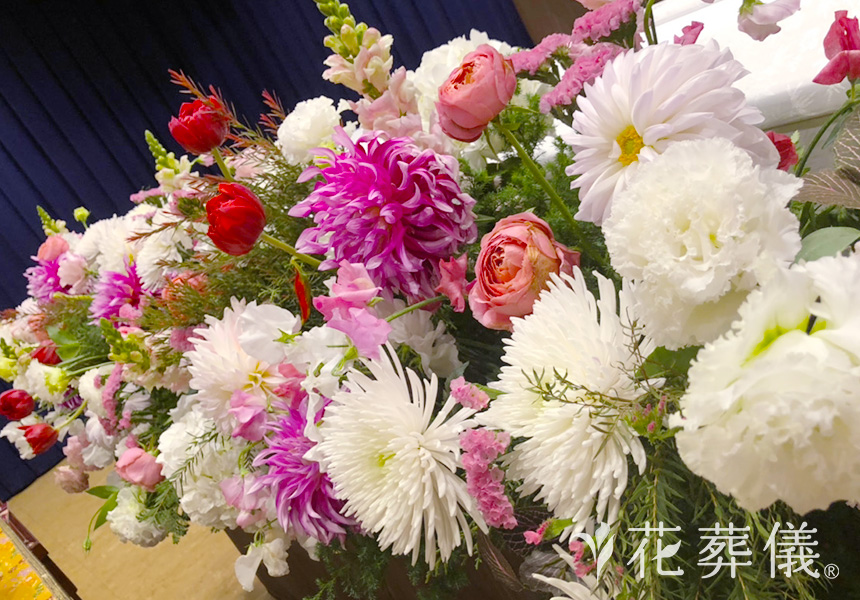 ロマンティックカラーの花祭壇