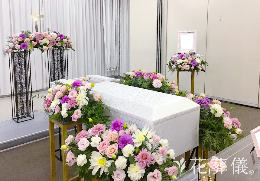 花の祭壇 淡いピンクで可愛らしく、純粋でクリアな印象の祭壇