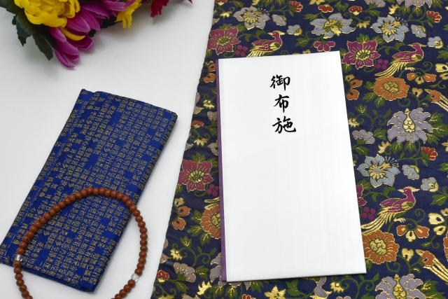 22年版 葬儀のお布施 金額の相場 渡し方とタイミングのまとめ 葬儀 家族葬 お葬式なら 花葬儀