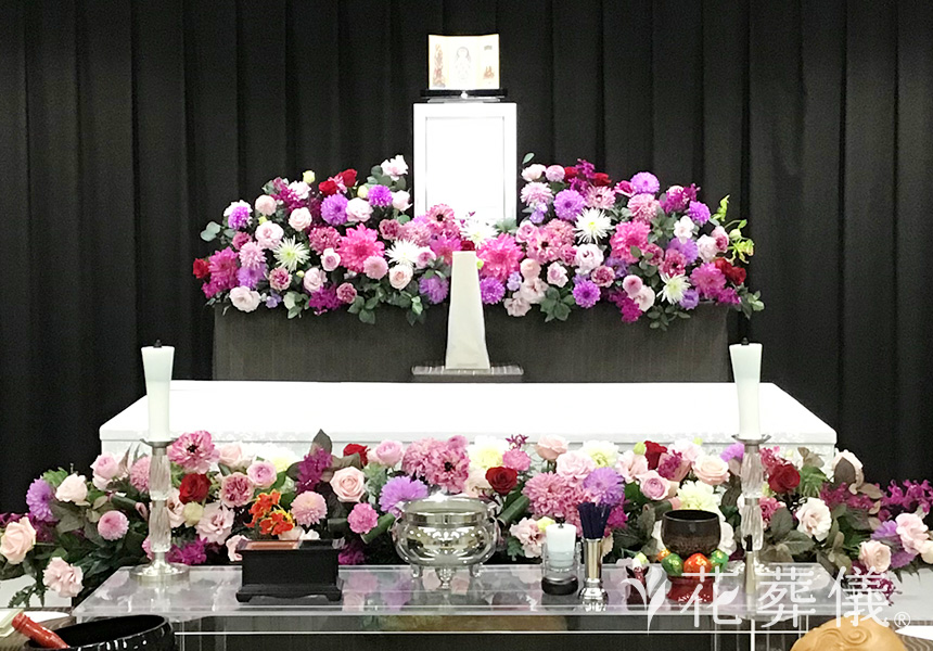 花葬儀の花祭壇 華やかなお花が大好きな故人様のためにつくった世界でたったひとつの花祭壇