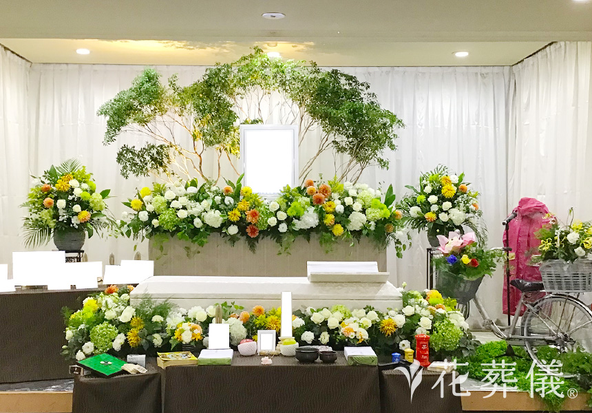 花祭壇のデザイン 真っ直ぐで芯のあるお母さまをイメージした、シンボルツリーのある空間をイメージして