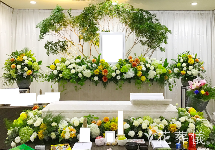 片時雨の明ける頃の花祭壇