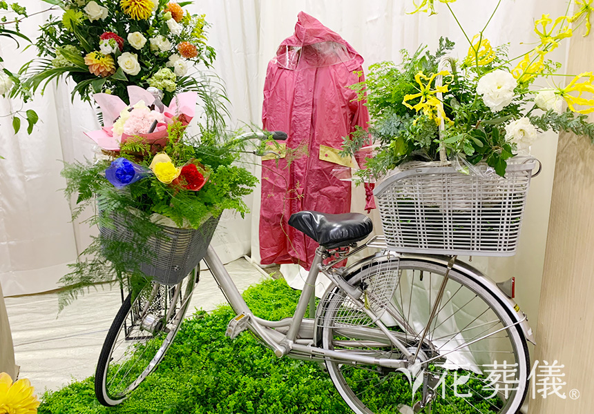 片時雨の明ける頃の花祭壇