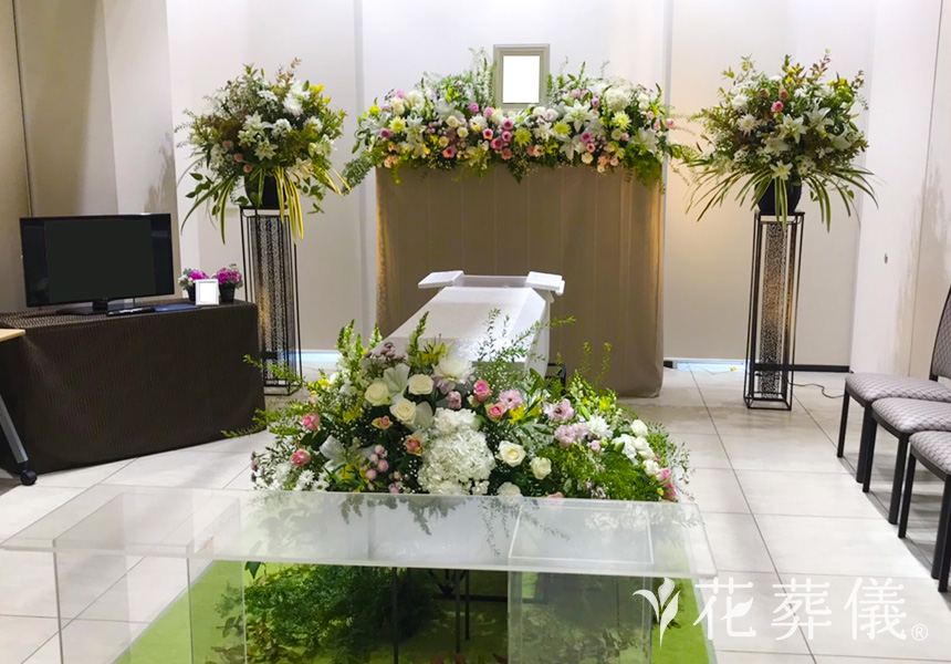 花祭壇のデザイン 大輪の花と小粋なかすみ草でメリハリのある空間をお作りいたしました