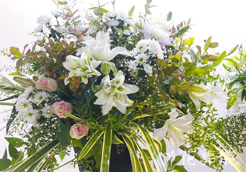 立体的にデザイン性高く。の花祭壇