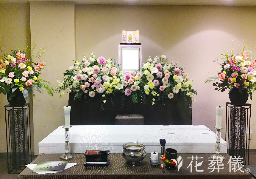 花祭壇ギャラリー 白をメインにやわらかなピンクのお花を使った祭壇