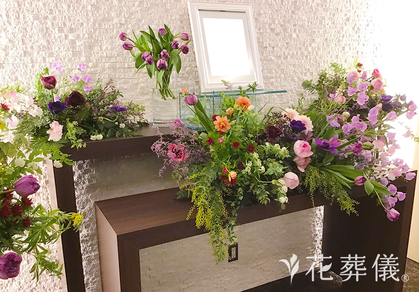 優雅な時がながれるの花祭壇