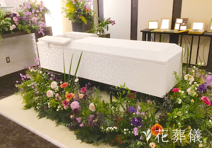 優雅な時がながれるの花祭壇