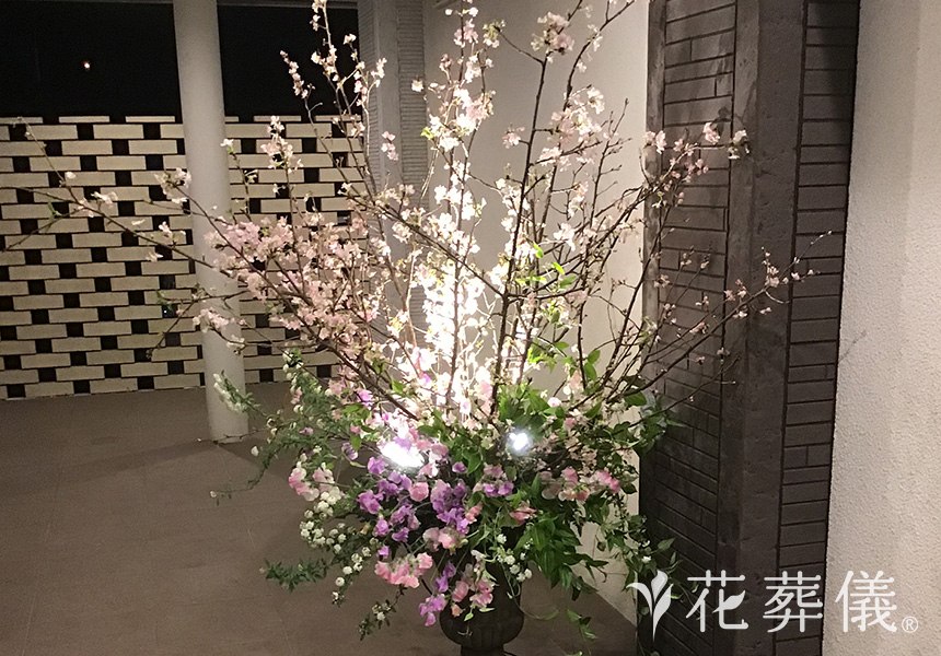 優雅な時がながれるの花祭壇
