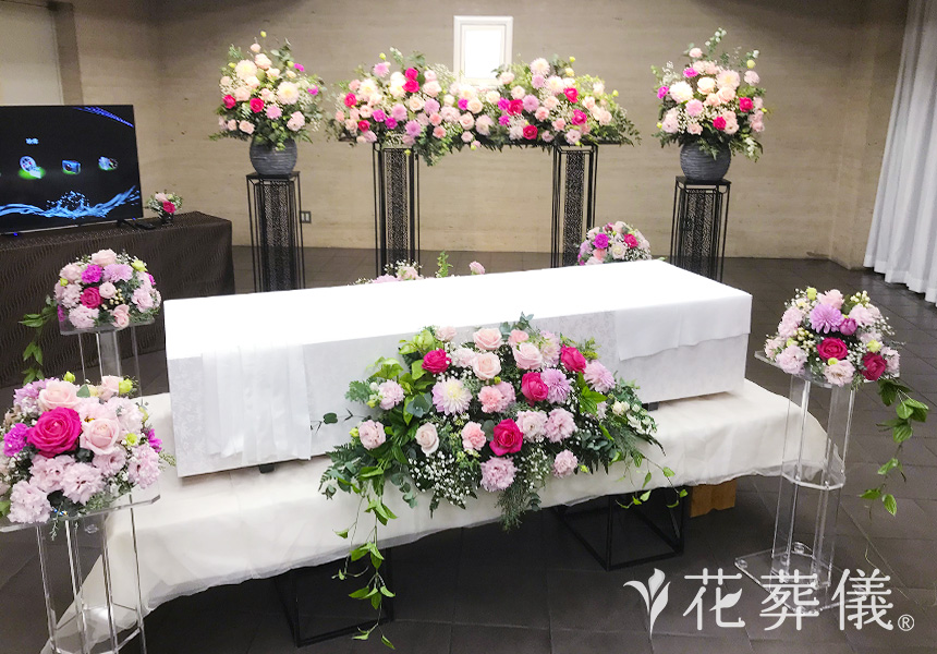 花祭壇のデザイン あえてピンク系を多く織り交ぜることで、エレガントさにキュートさを表現しました
