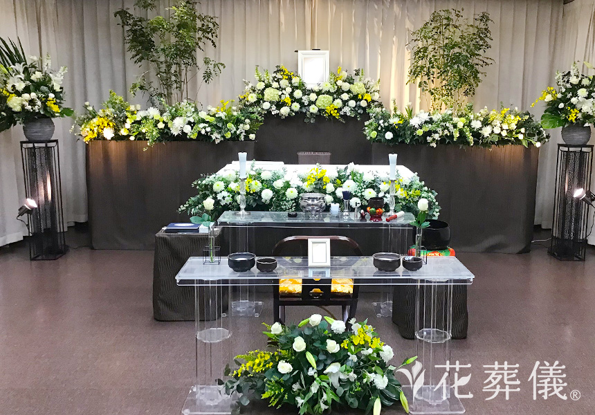花の祭壇 シンプルな色の祭壇だからこそ一輪一輪の花の上質さが際立つ祭壇