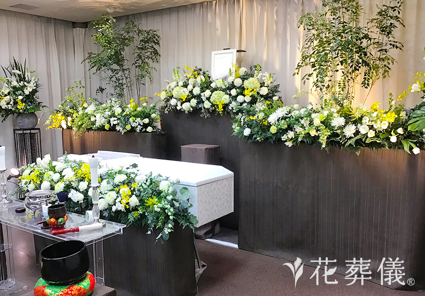 光とグリーンが生む新空間の花祭壇