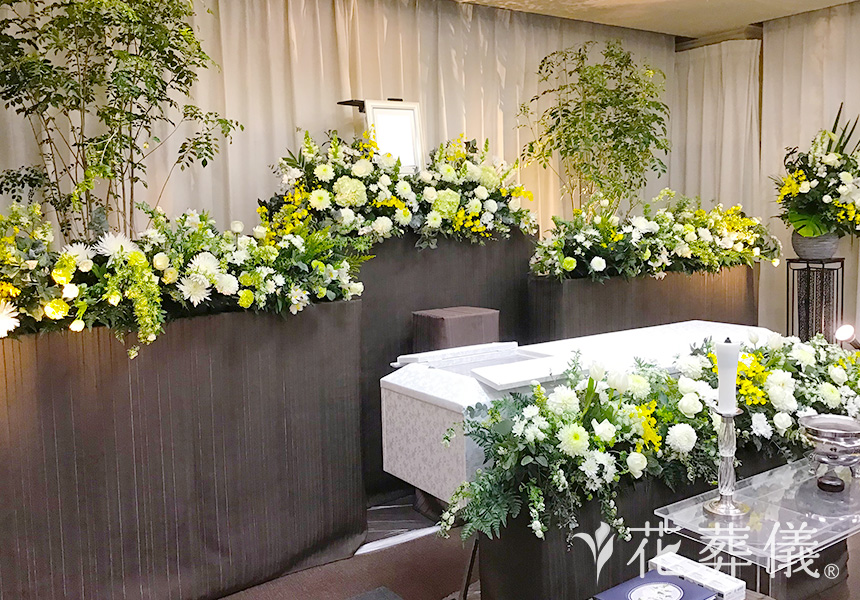 光とグリーンが生む新空間の花祭壇