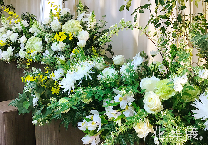 光とグリーンが生む新空間の花祭壇