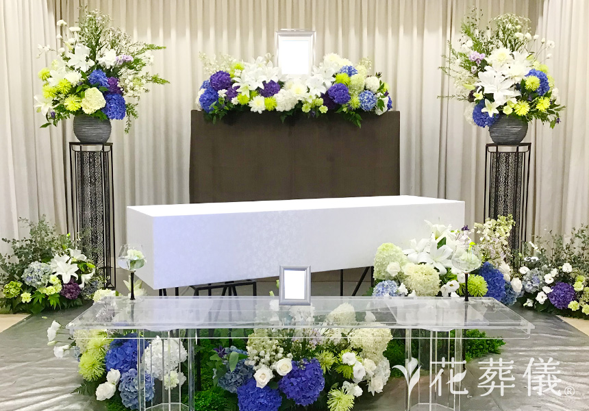 花祭壇のデザイン 白グリーンベースに紫や青を入れてお飾りした世界でたったひとつの花祭壇