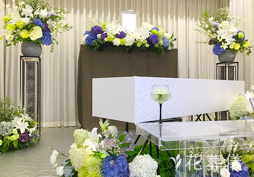 クラシカルで華やかな彼への花祭壇