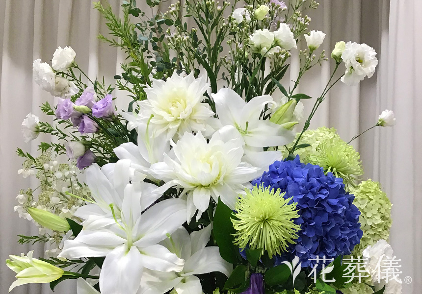 クラシカルで華やかな彼への花祭壇