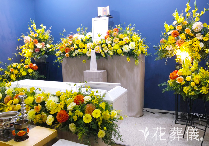 花祭壇の写真 元気で明るく。 背景の青色に似合う色合いで、暖かい空間をイメージして
