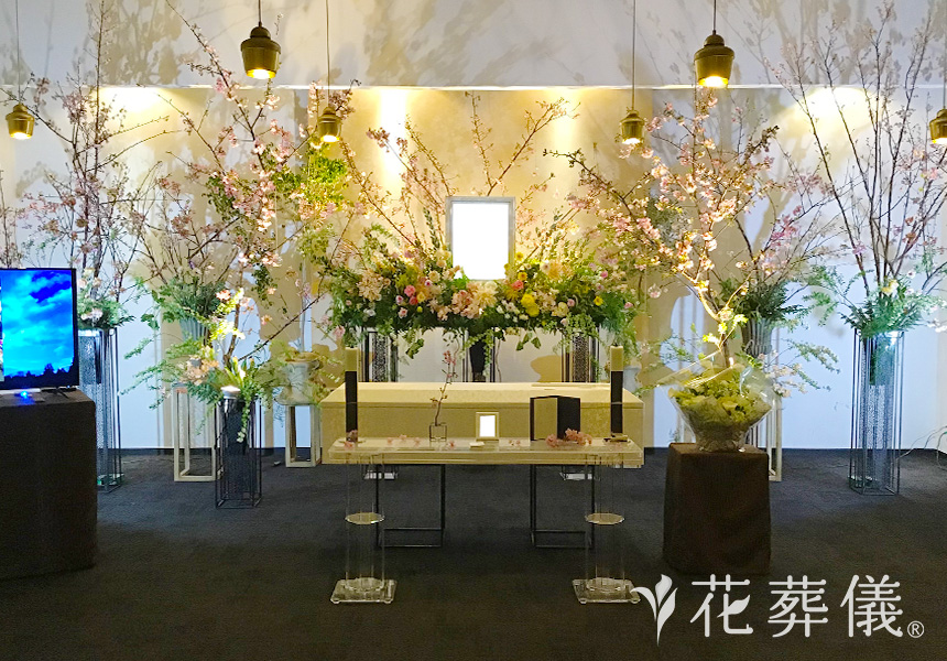 河津桜の下で薔薇を香るの花祭壇