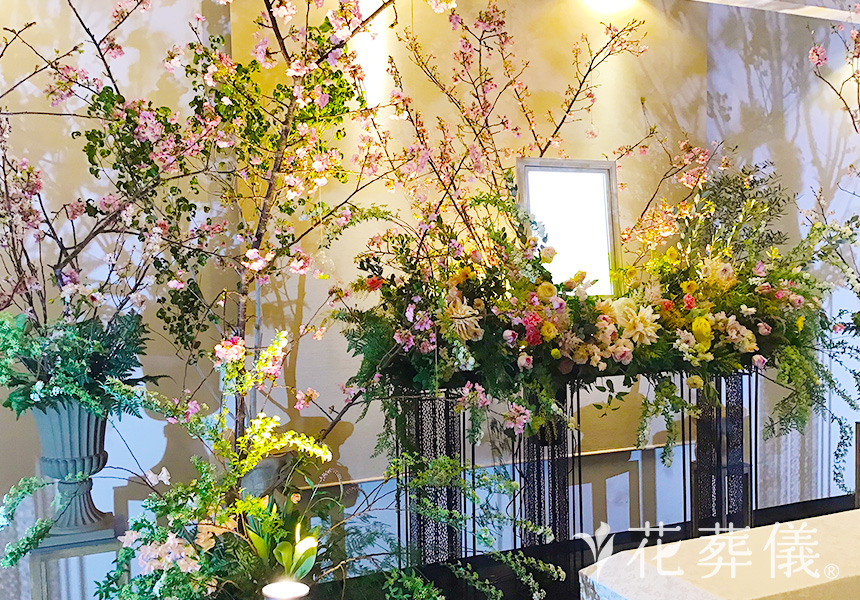 河津桜の下で薔薇を香るの花祭壇