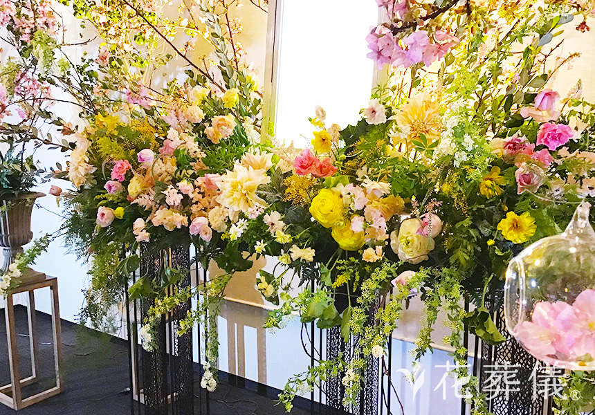 河津桜の下で薔薇を香るの花祭壇