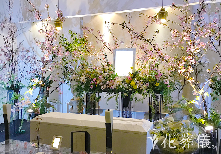 花祭壇の写真　“お花は優しい色でバラをたくさん飾ってほしい”という想いを大切に、お好きだった河津桜をお入れして南伊豆をイメージした祭壇