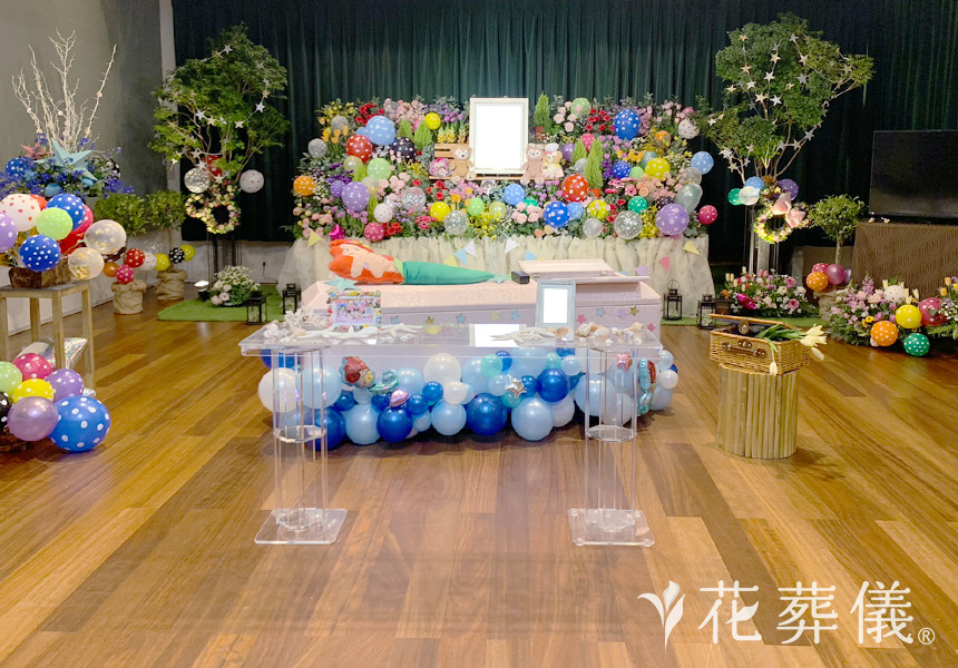 彼女の夢が叶う場所の花祭壇