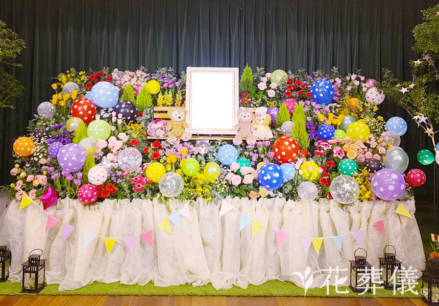 彼女の夢が叶う場所の花祭壇