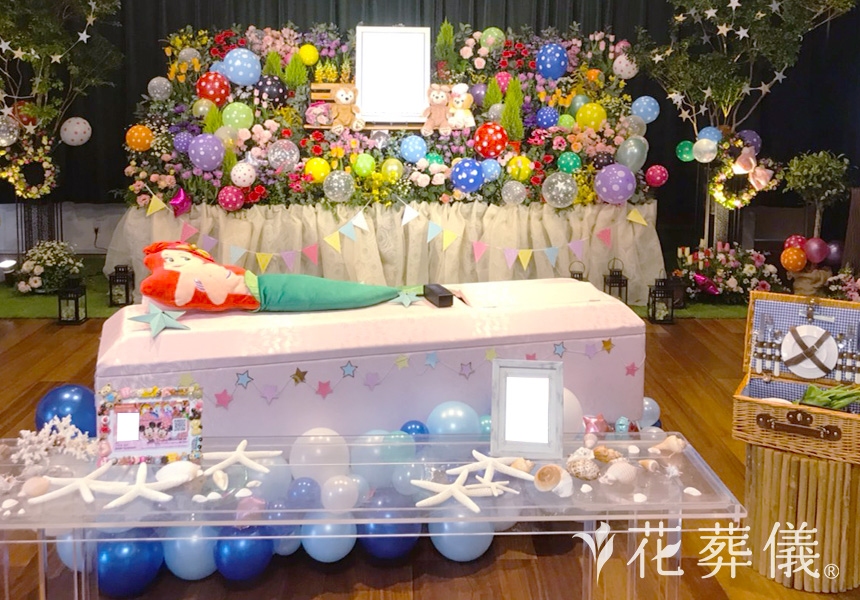 花葬儀の花祭壇 風船を海にたとえ、大好きなプリンセスアリエルのイメージでお飾りした世界でたったひとつの花祭壇