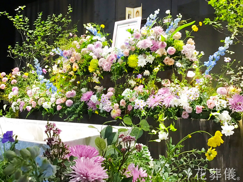 横浜市北部斎場で葬儀を行ったお客様の祭壇写真01