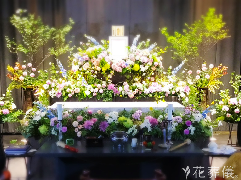 横浜市北部斎場で葬儀を行ったお客様の祭壇写真02