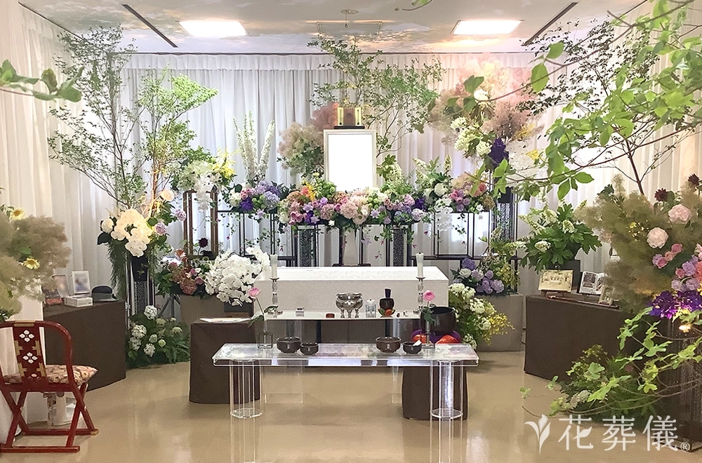 アンシンメトリーの世界の花祭壇