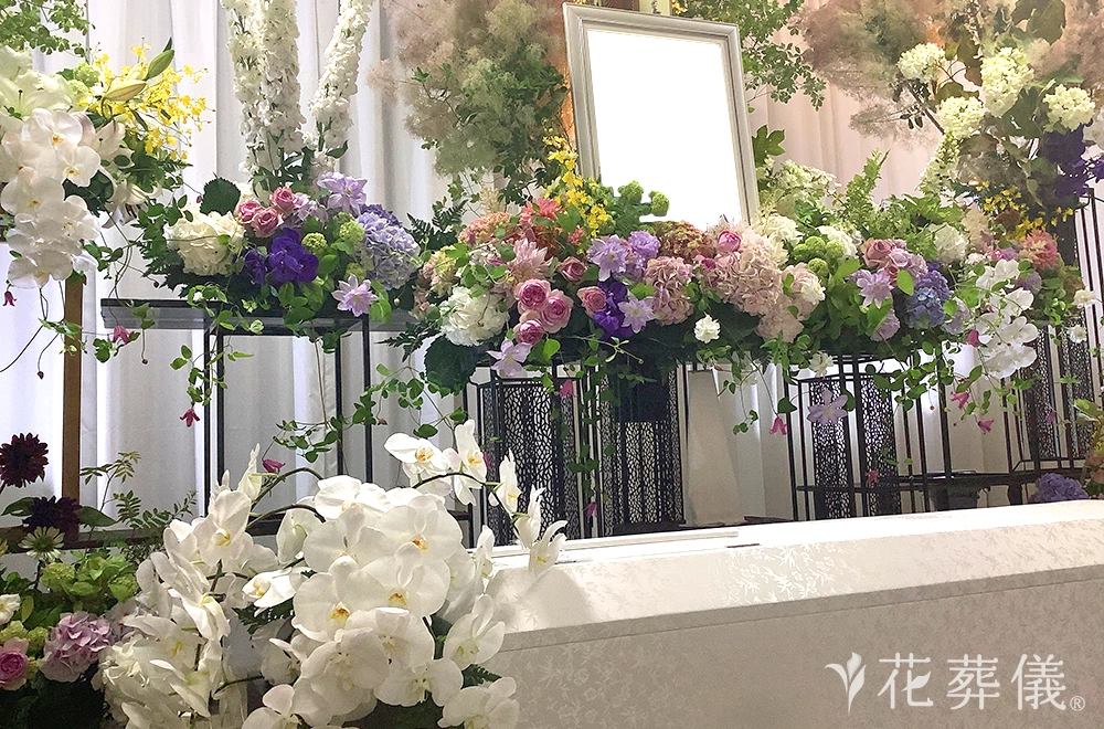アンシンメトリーの世界の花祭壇