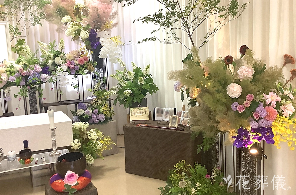 アンシンメトリーの世界の花祭壇