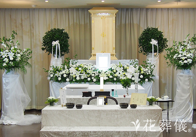 家族葬における祭壇の種類や相場、おすすめの花祭壇事例を紹介