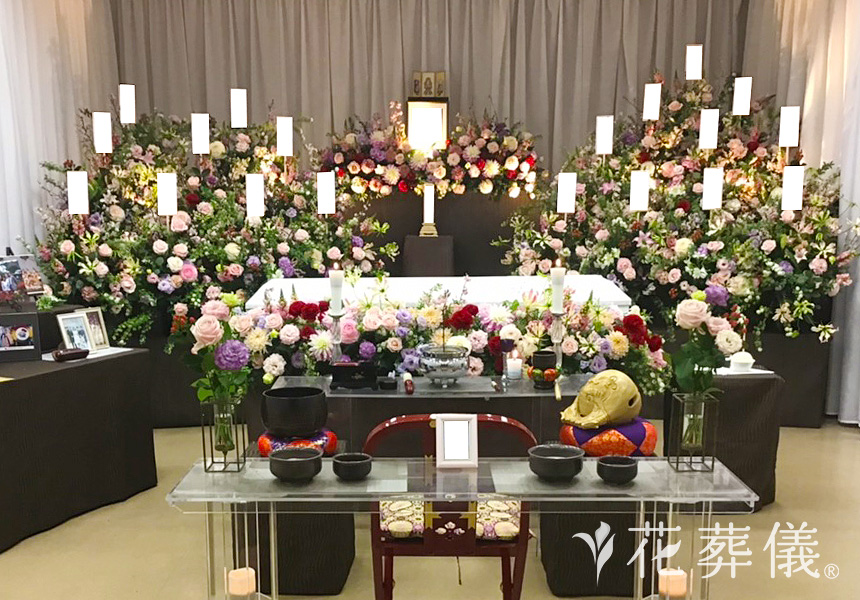 花祭壇の写真 白ピンクの色合いで、ポイントで赤をいれることでよりエレガントな空間をイメージして