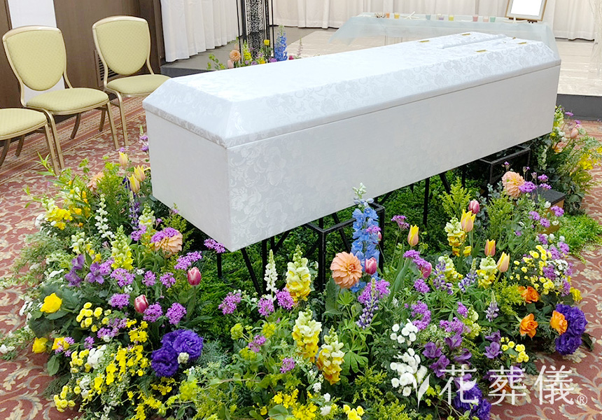 Flowers surroundingの花祭壇