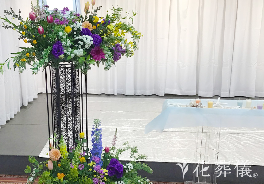 Flowers surroundingの花祭壇