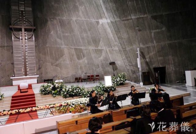 家族葬における祭壇の種類や相場、おすすめの花祭壇事例を紹介