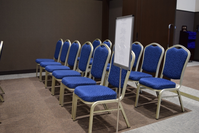 家族葬の参列者には人数制限がある？