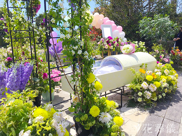 家族葬の祭壇の種類や相場、おすすめの花祭壇事例を紹介