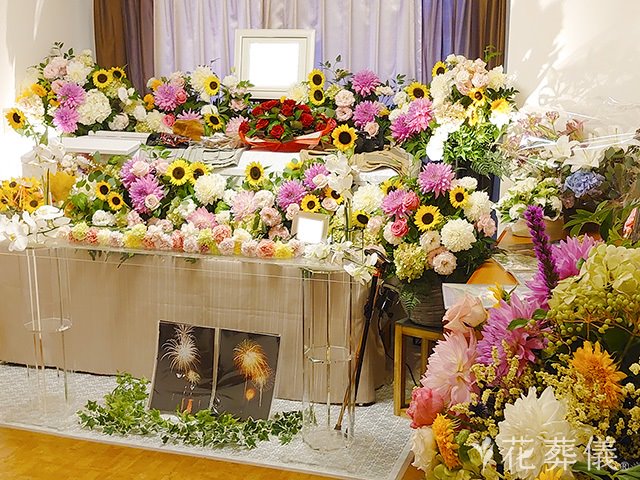 特養ホームで家族葬の花祭壇事例