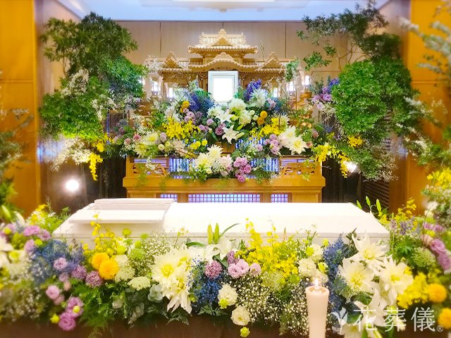 白木祭壇（仏教葬）を花祭壇でアレンジ