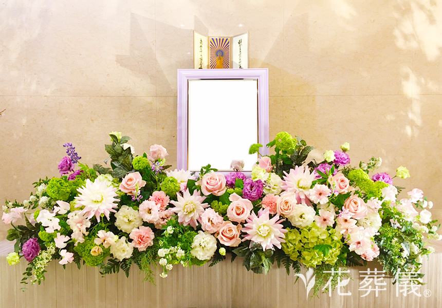 花祭壇の写真　お好きだった藤色とスイートピーをお入れし、桜も入れ堅苦しくないやわらかな空間をイメージして