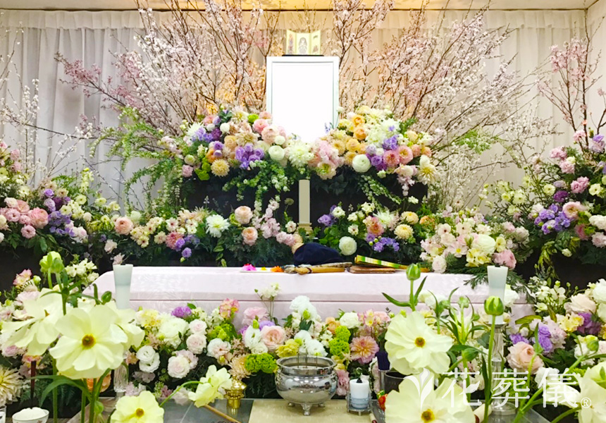 花祭壇のデザイン パステル調のお花でふんわりとボリューム感を出し、やさしいお人柄をイメージして