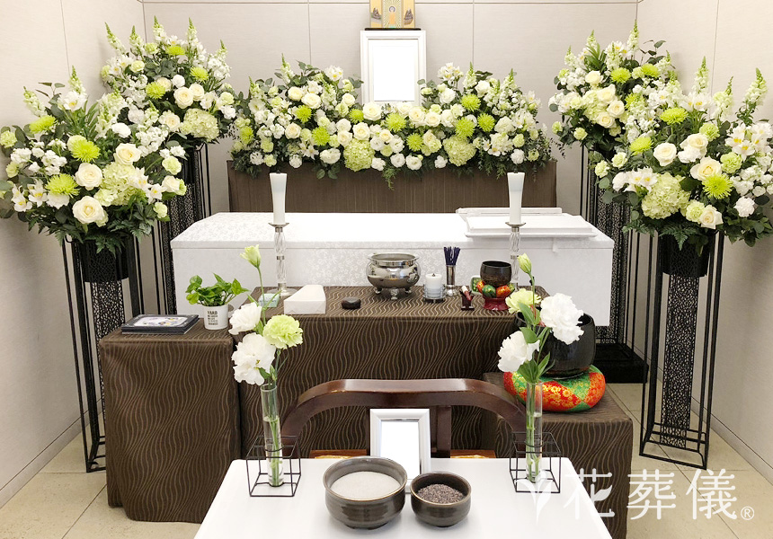 葬儀の花祭壇 ホワイトとグリーンのみのお色味で大輪のお花をふんだんに使ったシンプルなでボリューム感のある祭壇