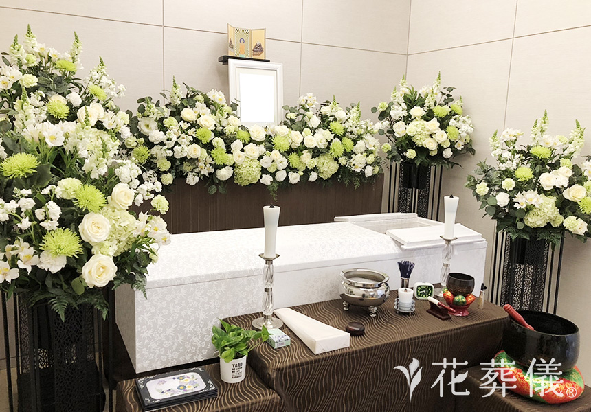 ナチュラルグリーンの花祭壇