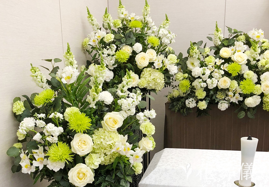 ナチュラルグリーンの花祭壇
